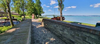 Holiday flat with air conditioning and Wi-Fi near the water