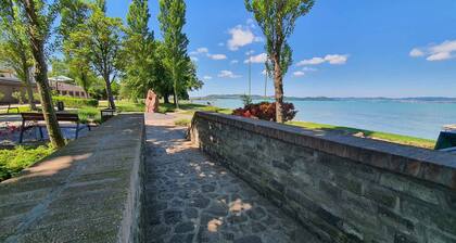 Holiday flat with air conditioning and Wi-Fi near the water