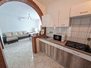 Kjøleskap, mikrobølgeovn, kokeplater og kaffetrakter/tekoker