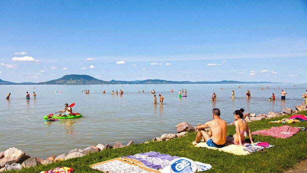 A lakeside scene with people swimming and kayaking. - Holiday apartment near the water with WLAN and air conditioning (Zamárdi)