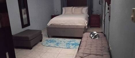 6 habitaciones, tabla de planchar con plancha, wifi y ropa de cama