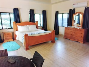 6 bedrooms, iron/ironing board, WiFi, bed sheets - Relaxo Negril Villa, 6-bedroom, 5 bathroom villa in West End with WiFi, AC (West End)