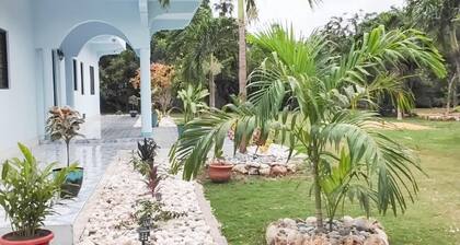 Relaxo Negril Villa, 6-bedroom, 5 bathroom villa in West End with WiFi, AC