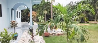 Relaxo Negril Villa, 6-bedroom, 5 bathroom villa in West End with WiFi, AC