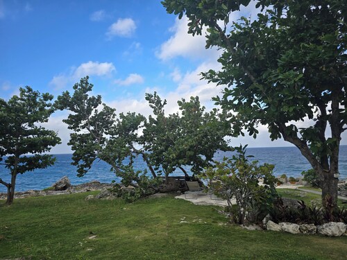 Relaxo Negril Villa, 6-bedroom, 5 bathroom villa in West End with WiFi, AC