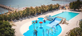 Mobilehome with air conditioning, terrace and pool