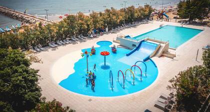 Maison mobile avec climatisation, terrasse et piscine