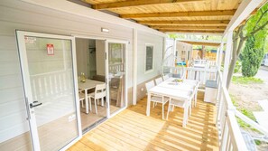 Outdoor dining - Mobilehome with air conditioning, terrace and pool (Caorle)