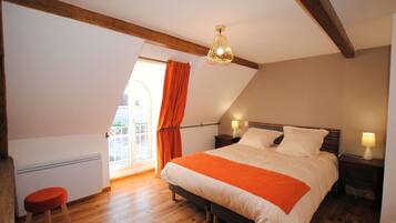 Travel crib, free WiFi, bed sheets