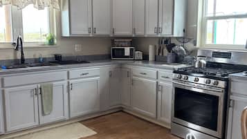 Microwave, oven, stovetop, coffee/tea maker
