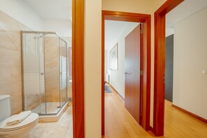 Bruser, hårtørrer, håndklæder, Sæbe