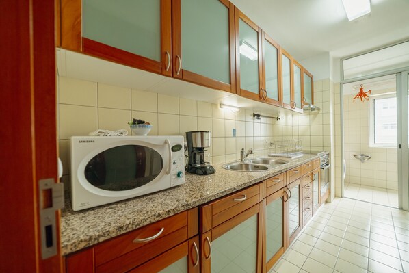 Fridge, microwave, oven, coffee/tea maker