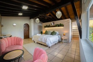 5 chambres, bureau, fer et planche à repasser, lit de bébé portatif