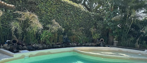 Utomhuspool och uppvärmd pool