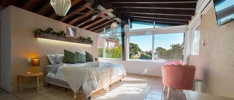 5 chambres, bureau, fer et planche à repasser, lit de bébé portatif