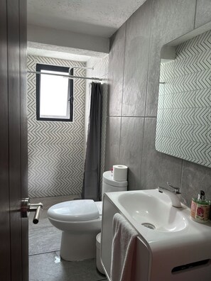 Douche, séchoir à cheveux, serviettes fournies, savon