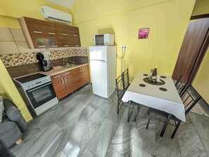 ثلاجة، ميكروويف، فرن، موقد طهي مسطح