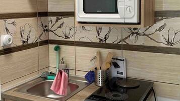 Fridge, microwave, stovetop, coffee/tea maker