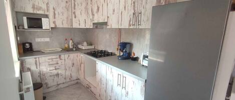 Geladeira, micro-ondas, cooktop, cafeteira/chaleira