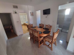 Dining - Holiday home with WLAN, air conditioning and terrace (Siófok)