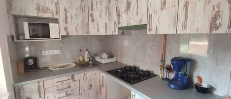 Réfrigérateur, micro-ondes, plaque de cuisson, cafetière/bouilloire