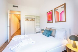 2 habitaciones, tabla de planchar con plancha, cuna de viaje y wifi 