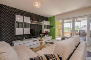 TV - Holiday apartment with large terrace near the beach and air conditioning (Soline)