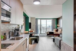 Deluxe-studio, kaupunkinäköala | Yksityinen keittiö | Täysikokoinen jääkaappi, mikroaaltouuni, liesi, kahvin-/teenkeitin