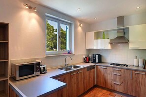 Jääkaappi, mikroaaltouuni, uuni, liesi