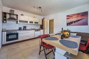 Coffee/tea maker, fridge, oven, stovetop