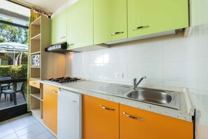 Kühlschrank, Mikrowelle, Herdplatte, Wasserkocher mit Kaffee-/Teezubehör