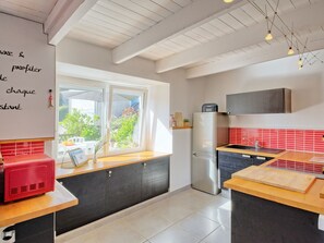 Jääkaappi, uuni, leivänpaahdin, keittoastiat/astiat/ruokailuvälineet