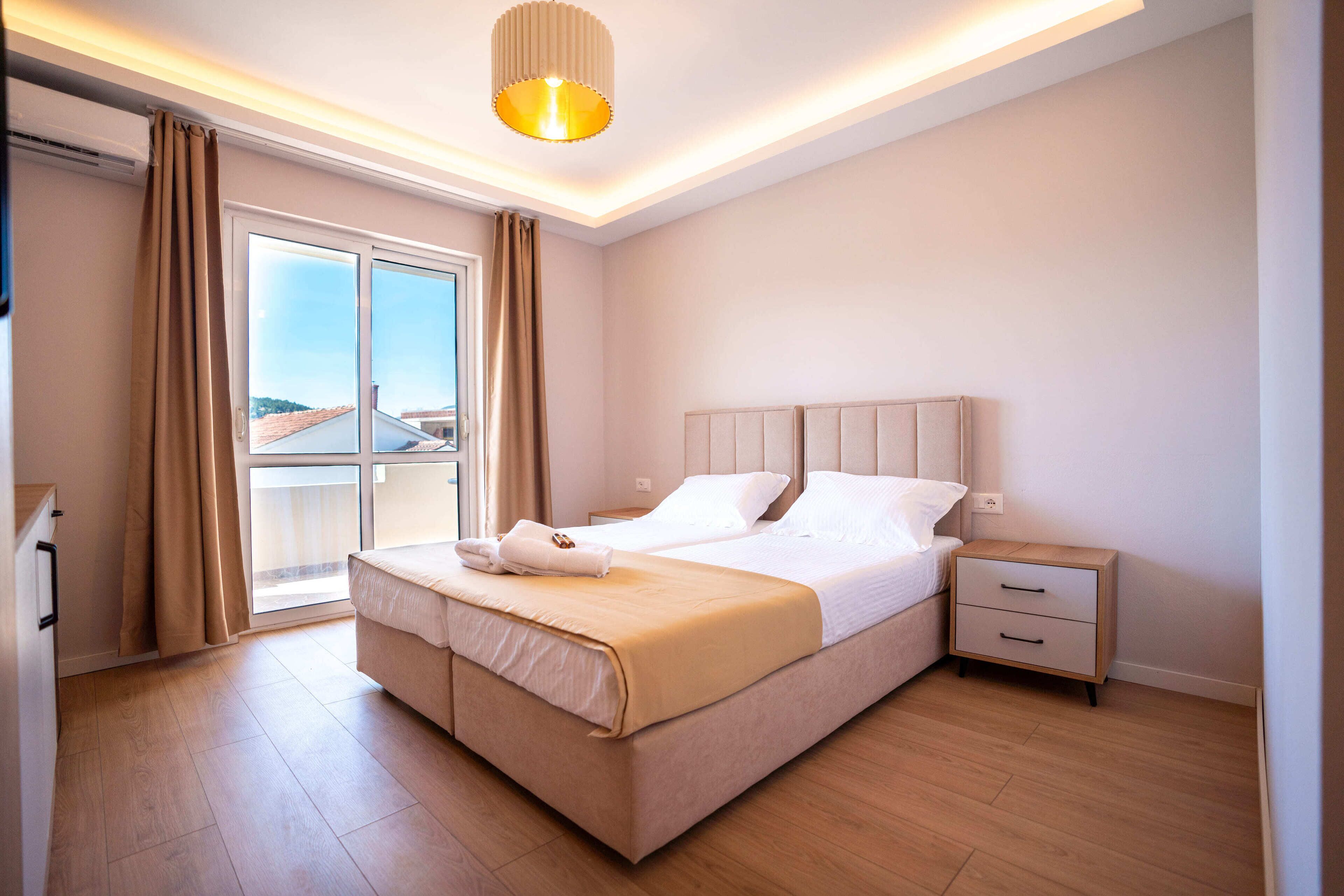 Deluxe tweepersoonskamer, balkon, uitzicht op de stad | Bedden met traagschuimmatrassen, een kluis op de kamer
