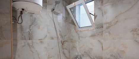 Uma casa de banho moderna com sanita, chuveiro e claraboia.