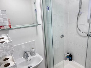 Een douche, een haardroger, handdoeken, zeep