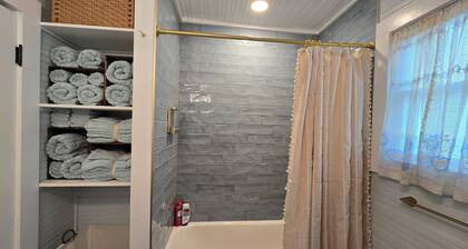 Charming Bungalow in Downtown Andrews I Explore-Shop-Eat