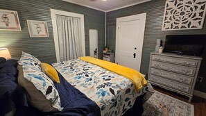 2 bedrooms, desk, iron/ironing board, travel crib