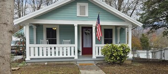 Charming Bungalow in Downtown Andrews I Explore-Shop-Eat