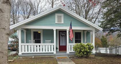 Charming Bungalow in Downtown Andrews I Explore-Shop-Eat
