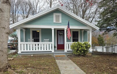 Charming Bungalow in Downtown Andrews I Explore-Shop-Eat-Hike-Raft-Rail Bikes
