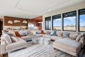 智能电视、壁炉、电子游戏、桌上足球