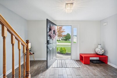 Spacious 4-bedroom house in charming Perrysburg with WiFi and AC