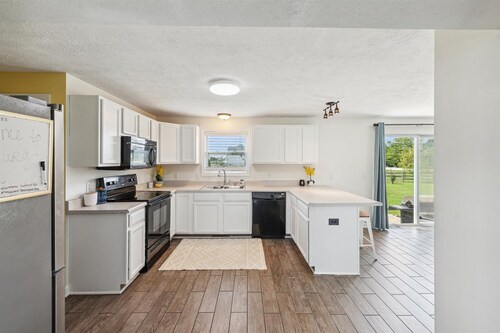 Spacious 4-bedroom house in charming Perrysburg with WiFi and AC