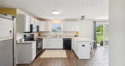 Spacious 4-bedroom house in charming Perrysburg with WiFi and AC