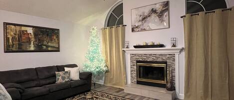 Televisie en een open haard