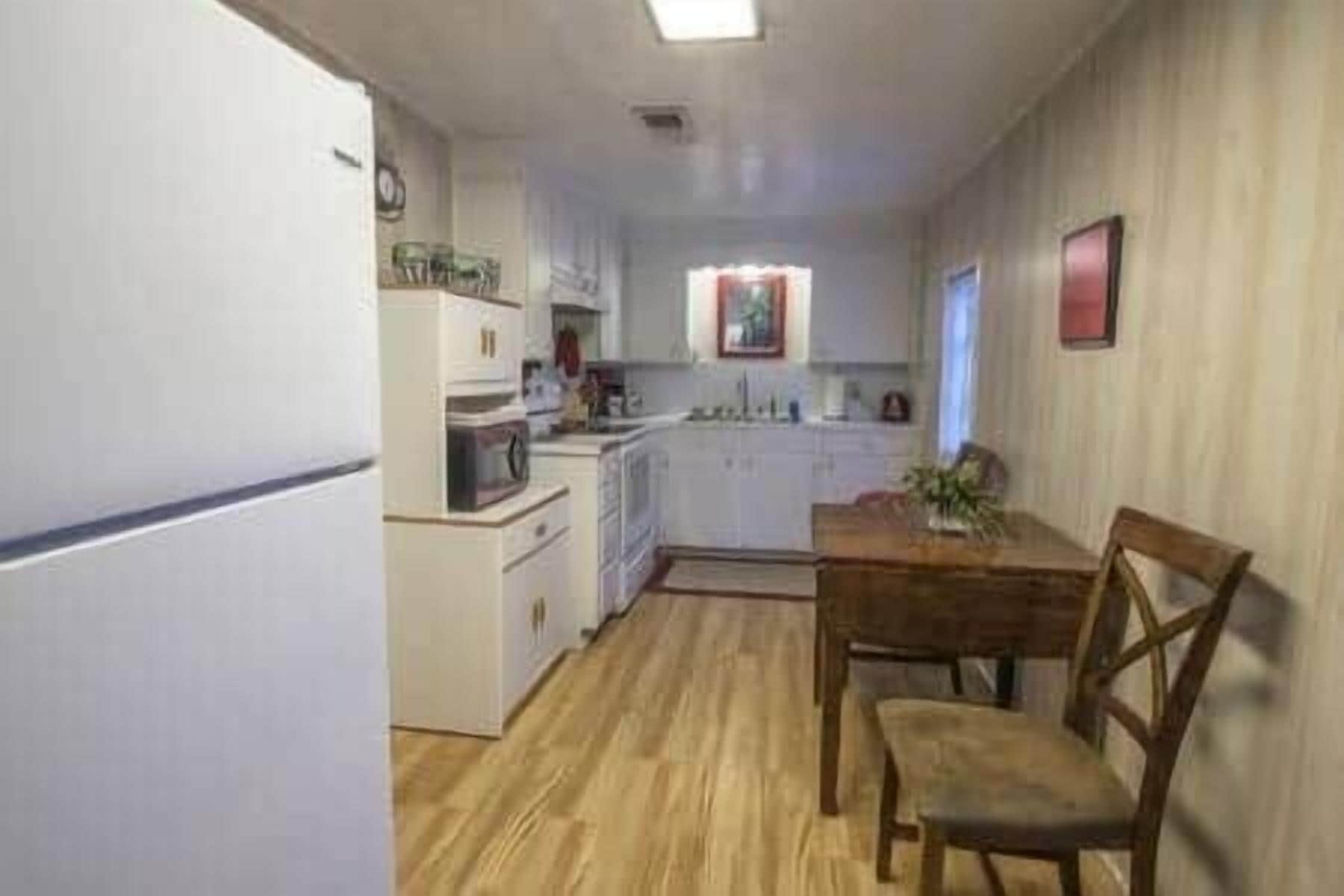 Réfrigérateur, four à micro-ondes, un four, surface de cuisson