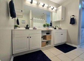 Hair dryer, towels, soap, shampoo - Rest A While Townhome (Tyler)