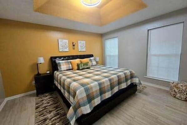 3 bedrooms, iron/ironing board, free WiFi, bed sheets - Rest A While Townhome (Tyler)