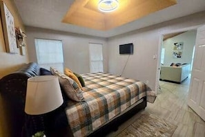 3 bedrooms, iron/ironing board, free WiFi, bed sheets - Rest A While Townhome (Tyler)