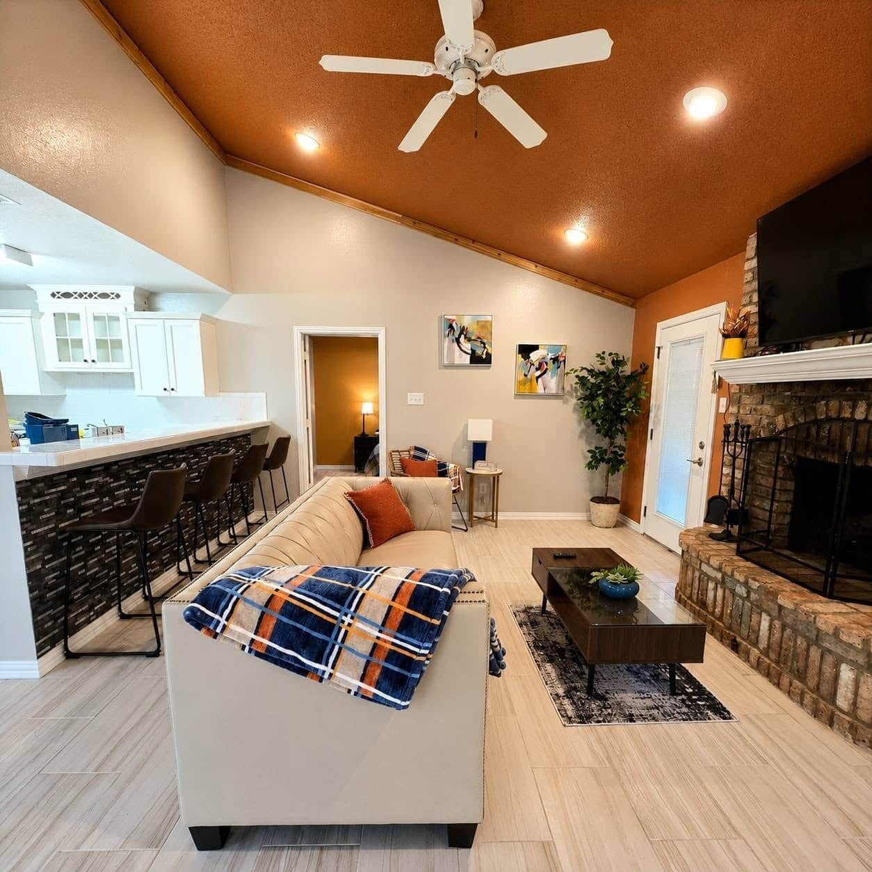 Smart TV, chimenea, libros